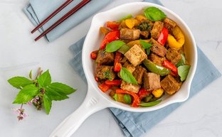 Gebratener Tofu mit Gemüse und Quinoa